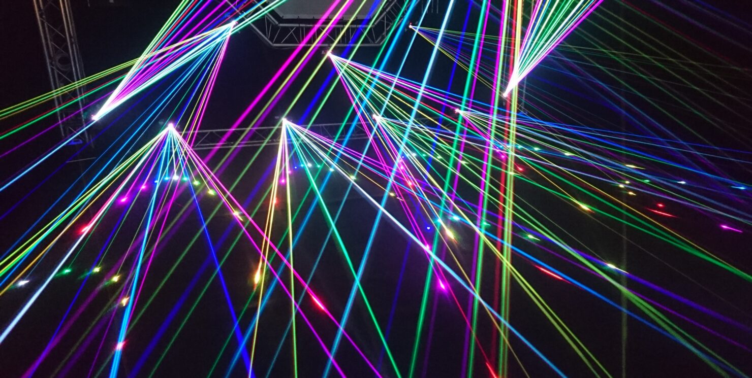 Kreuj magiczną atmosferę na weselu – dekoracja światłem sprzęt