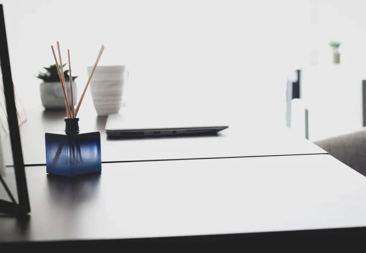 Zapachowy hit sezonu: świece i patyczki, które odmienią Twój dom